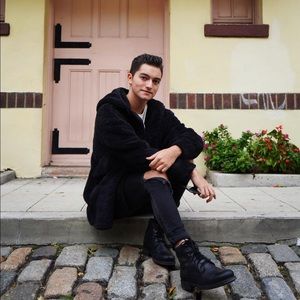 Meet your Posher, Cesar